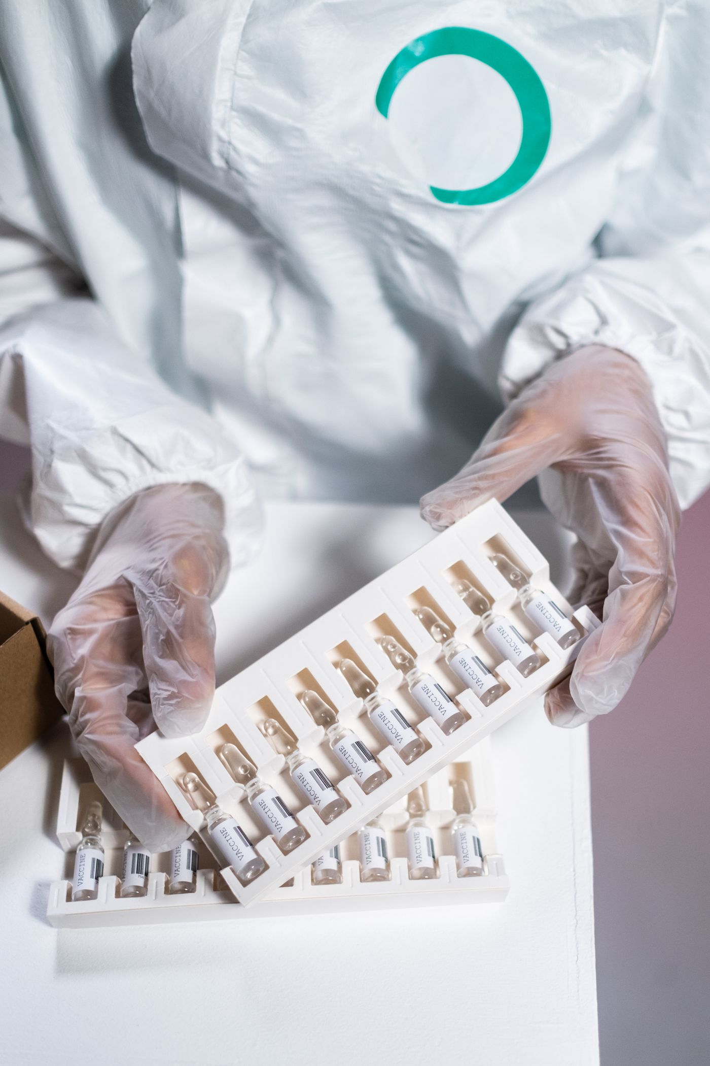 Specialist în cercetare clinică examinând medicamente comparatoare