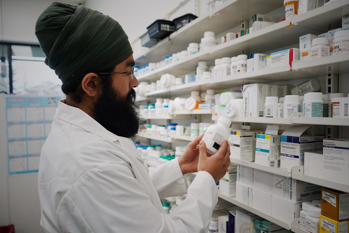 Rafturi cu medicamente într-un depozit farmaceutic cu temperatură controlată